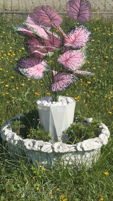 Combinație de plante artificiale cu frunze mari - cu flori, ghiveci și piatră