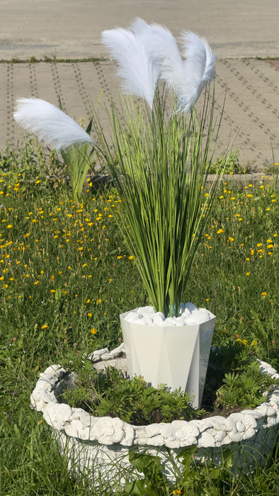 Plantă artificială de pampas cu pene albe pufoase – iarbă decorativă realistă, fără întreținere, pentru interior și exterior, cu flori, ghiveci și pietriș decorativ