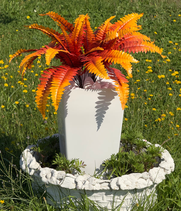 O plantă artificială mare, realistă, ferigă Boston – în culori de toamnă (de la portocaliu-galben până la roșu intens),  ghiveci și pietriș decorativ